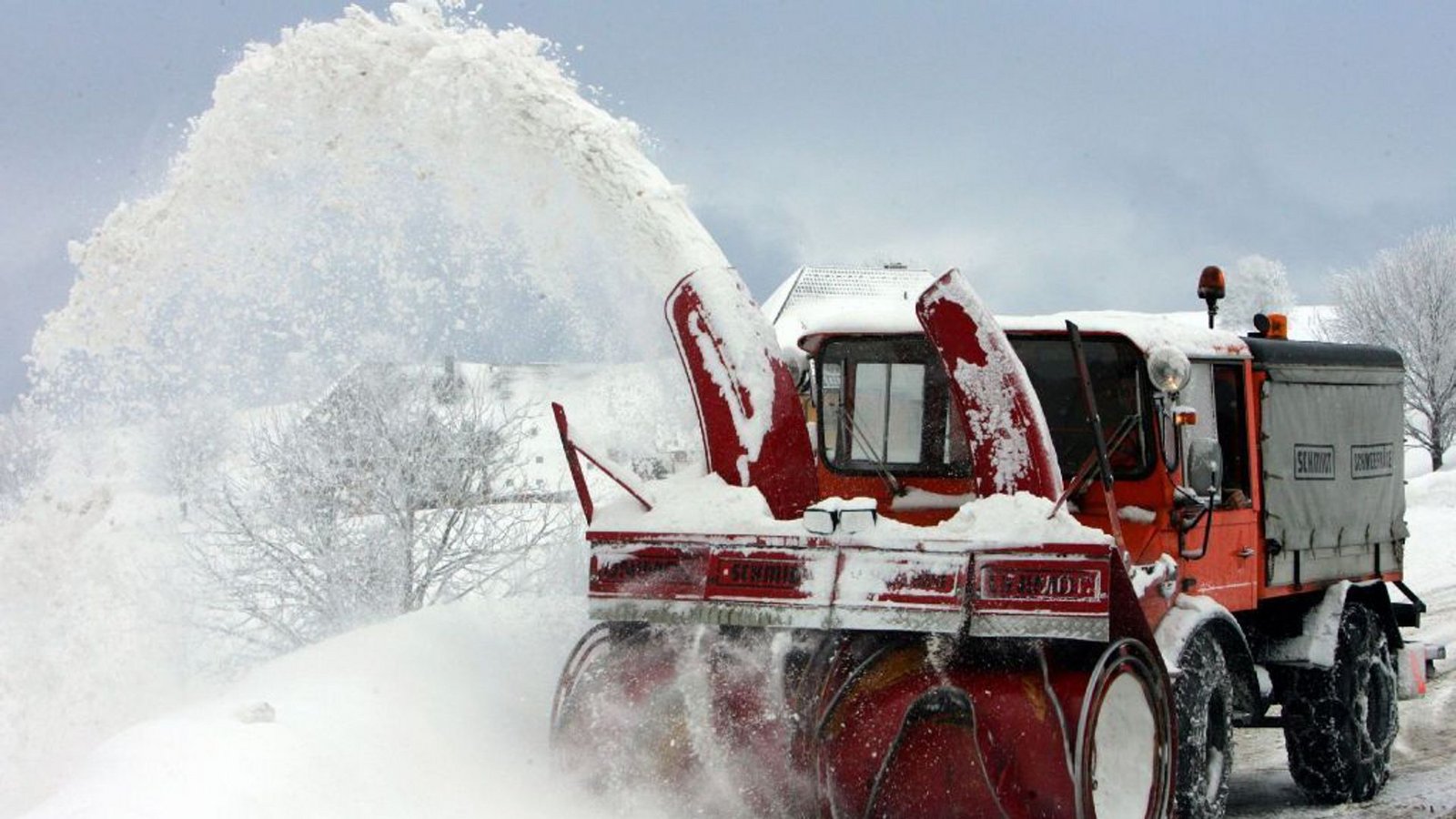 2005/2006: Die Temperatur der drei Wintermonate lag ein Grad unter dem Normalwert von 0,2 Grad. Statistisch herrschte also mit minus 0,8 Grad Celsius drei Monate lang Dauerfrost. Immer wieder fiel der Niederschlag als Schnee, sodass ganz Deutschland zeitweise unter einer dicken Schneedecke lag.Foto: dpa 2005/2006: Die Temperatur der drei Wintermonate lag ein Grad unter dem Normalwert von 0,2 Grad. Statistisch herrschte also mit minus 0,8 Grad Celsius drei Monate lang Dauerfrost. Immer wieder fiel der Niederschlag als Schnee, sodass ganz Deutschland zeitweise unter einer dicken Schneedecke lag.Foto: dpa