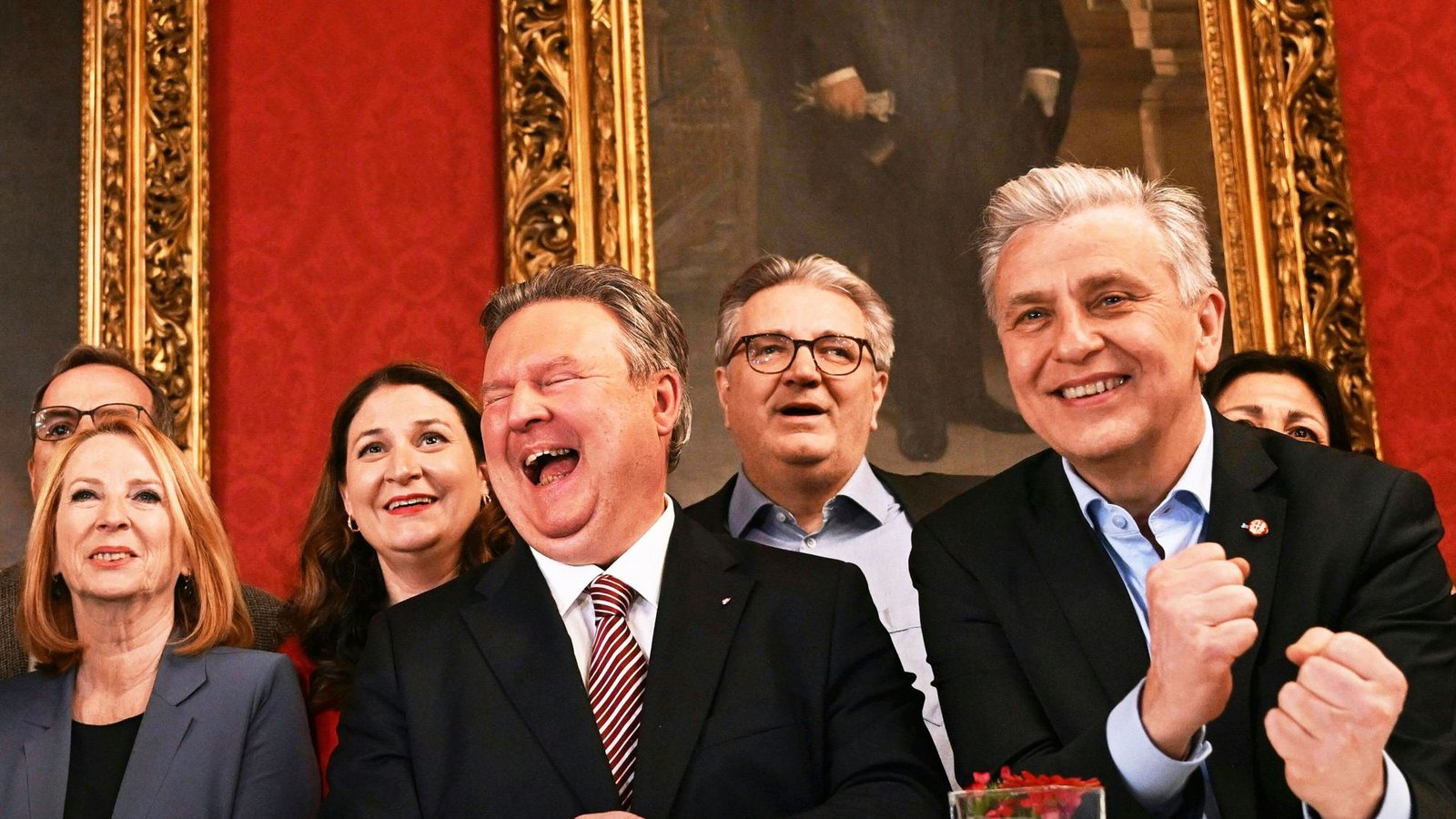 Können angesichts des Ergebnisses noch lachen (von li.): Dritte Präsidentin des Nationalrates, Doris Bures, Wahlkampfmanagerin Barbara Novak, Bürgermeister Michael Ludwig, Stadtrat Peter Hacker und Klubchef Josef Taucher (alle SPÖ).Foto: Helmut Fohringer/APA/dpa Können angesichts des Ergebnisses noch lachen (von li.): Dritte Präsidentin des Nationalrates, Doris Bures, Wahlkampfmanagerin Barbara Novak, Bürgermeister Michael Ludwig, Stadtrat Peter Hacker und Klubchef Josef Taucher (alle SPÖ).Foto: Helmut Fohringer/APA/dpa