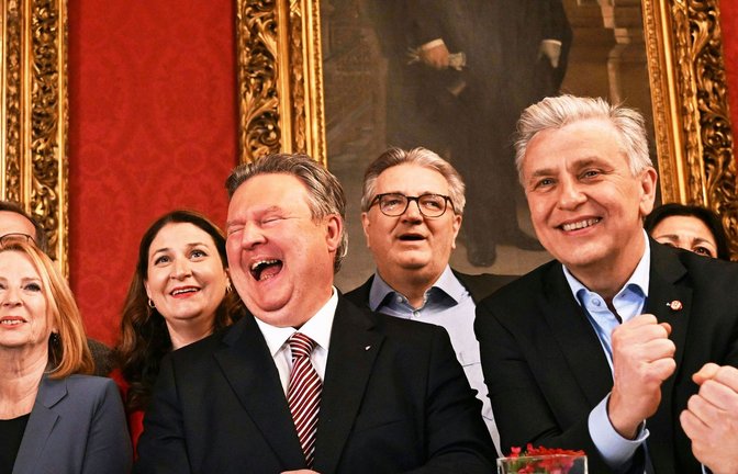 Können angesichts des Ergebnisses noch lachen (von li.): Dritte Präsidentin des Nationalrates, Doris Bures, Wahlkampfmanagerin Barbara Novak, Bürgermeister Michael Ludwig, Stadtrat Peter Hacker und Klubchef Josef Taucher (alle SPÖ).<span class='image-autor'>Foto: Helmut Fohringer/APA/dpa</span>