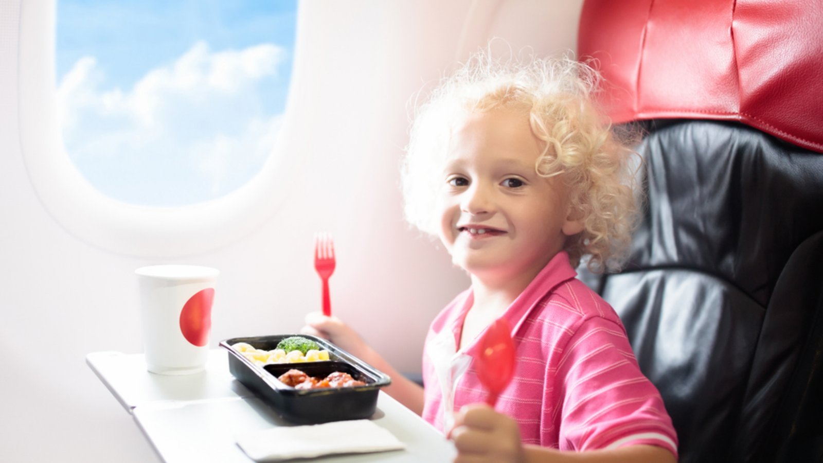 Dürfen Kinder ohne Begleitung ihrer Eltern fliegen?Foto: FamVeld / shutterstock.com Dürfen Kinder ohne Begleitung ihrer Eltern fliegen?Foto: FamVeld / shutterstock.com