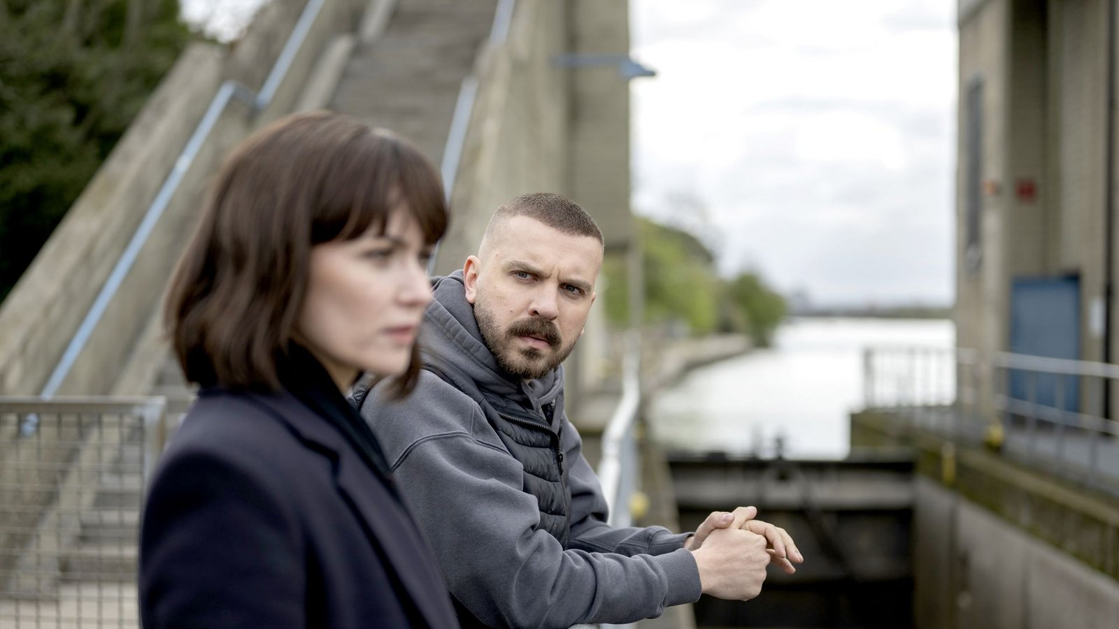 Maryam Azadi (Melika Foroutan) erzählt Hamza Kulina ( Edin Hasanovic) von einem Alt-Fall.Foto: HR/Sommerhaus/Tatiana Vdovenko Maryam Azadi (Melika Foroutan) erzählt Hamza Kulina ( Edin Hasanovic) von einem Alt-Fall.Foto: HR/Sommerhaus/Tatiana Vdovenko