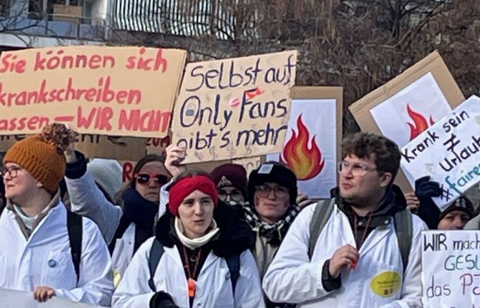 Medizinstudierende aus ganz Baden-Württemberg beklagten vor dem Landtag die aus ihrer Sicht schlechten Arbeitsbedingungen im Praktischen Jahr (PJ).<span class='image-autor'>Foto: Nina Ayerle</span>