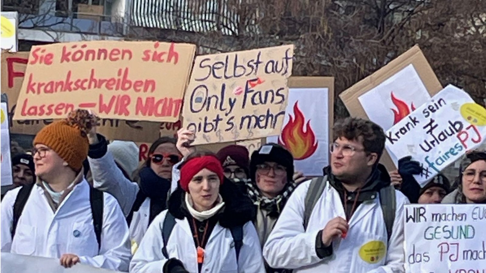 Medizinstudierende aus ganz Baden-Württemberg beklagten vor dem Landtag die aus ihrer Sicht schlechten Arbeitsbedingungen im Praktischen Jahr (PJ).Foto: Nina Ayerle Medizinstudierende aus ganz Baden-Württemberg beklagten vor dem Landtag die aus ihrer Sicht schlechten Arbeitsbedingungen im Praktischen Jahr (PJ).Foto: Nina Ayerle
