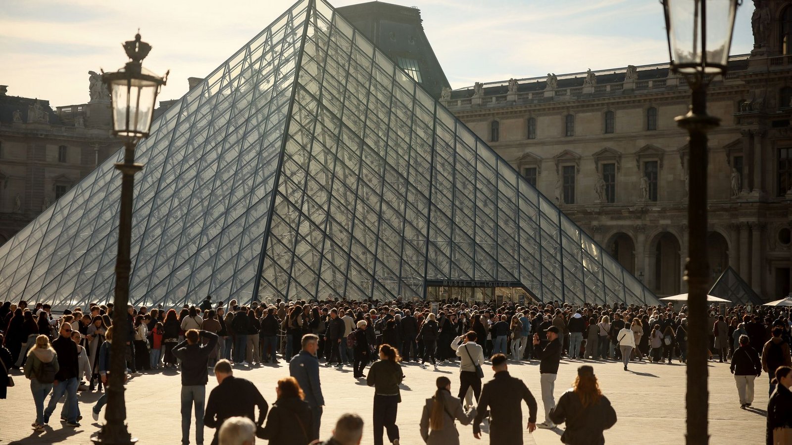 Der neue Louvre-Direktor Christophe Leribault nennt das Weltmuseum eine Einrichtung, die "außer Atem" ist. (Archivbild)Foto: Thomas Padilla/AP/dpa Der neue Louvre-Direktor Christophe Leribault nennt das Weltmuseum eine Einrichtung, die "außer Atem" ist. (Archivbild)Foto: Thomas Padilla/AP/dpa