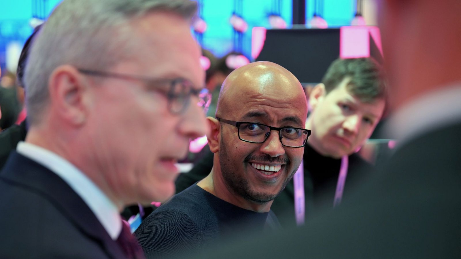 Telekom-Technologievorstand Abdu Mudesir (Mitte) bei einem Messerundgang mit Bundesdigitalminister Karsten Wildberger (links).Foto: Wolf von Dewitz/dpa