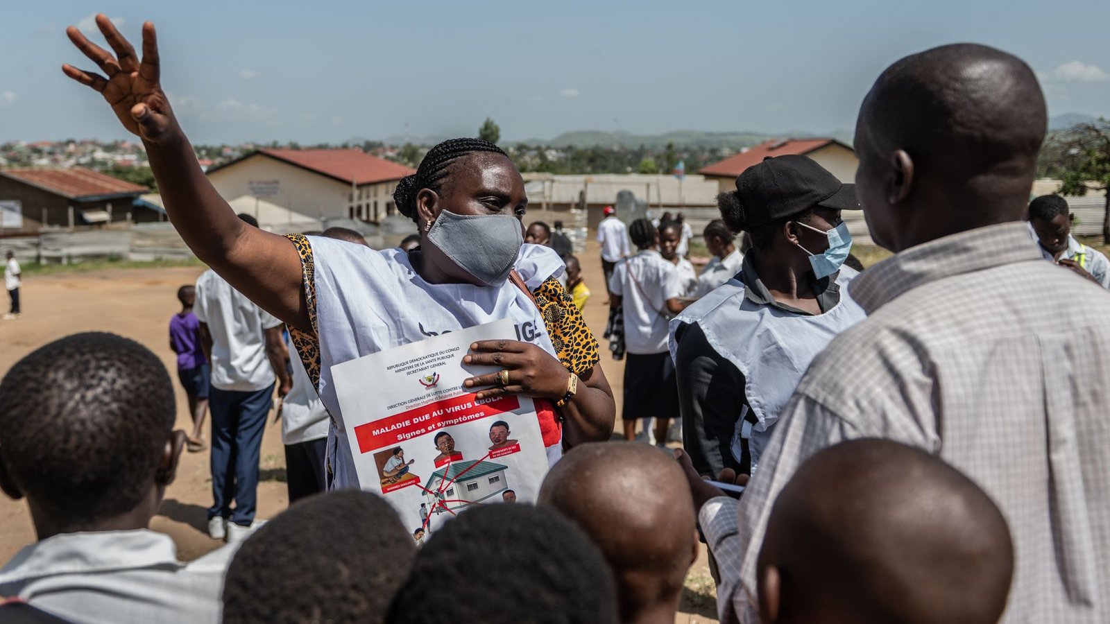 Mitarbeiter des Roten Kreuzes betreiben Aufklärung über Ebola und den Schutz vor einer Ansteckung. (Archivbild)Foto: Moses Sawasawa/AP/dpa