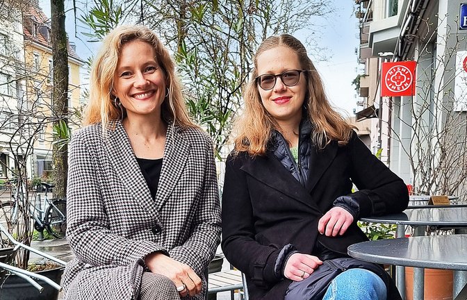 Die Autorin unserer Zeitung (links) mit ihrer Doppelgängerin Eva-Maria Manz in Zürich<span class='image-autor'>Foto: privat/StZN</span>