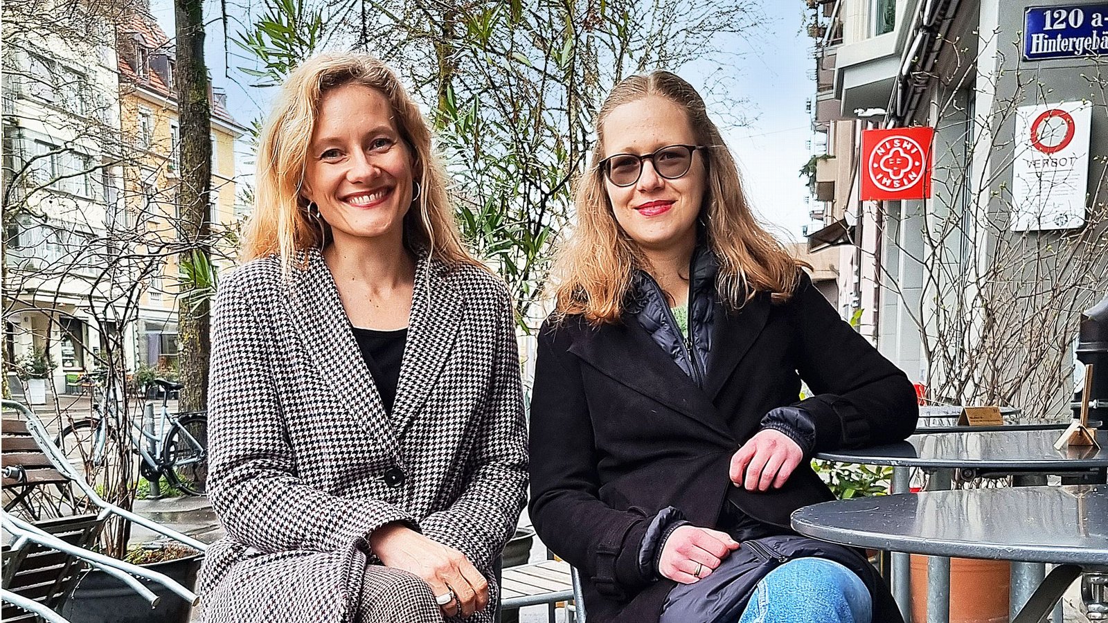 Die Autorin unserer Zeitung (links) mit ihrer Doppelgängerin Eva-Maria Manz in ZürichFoto: privat/StZN