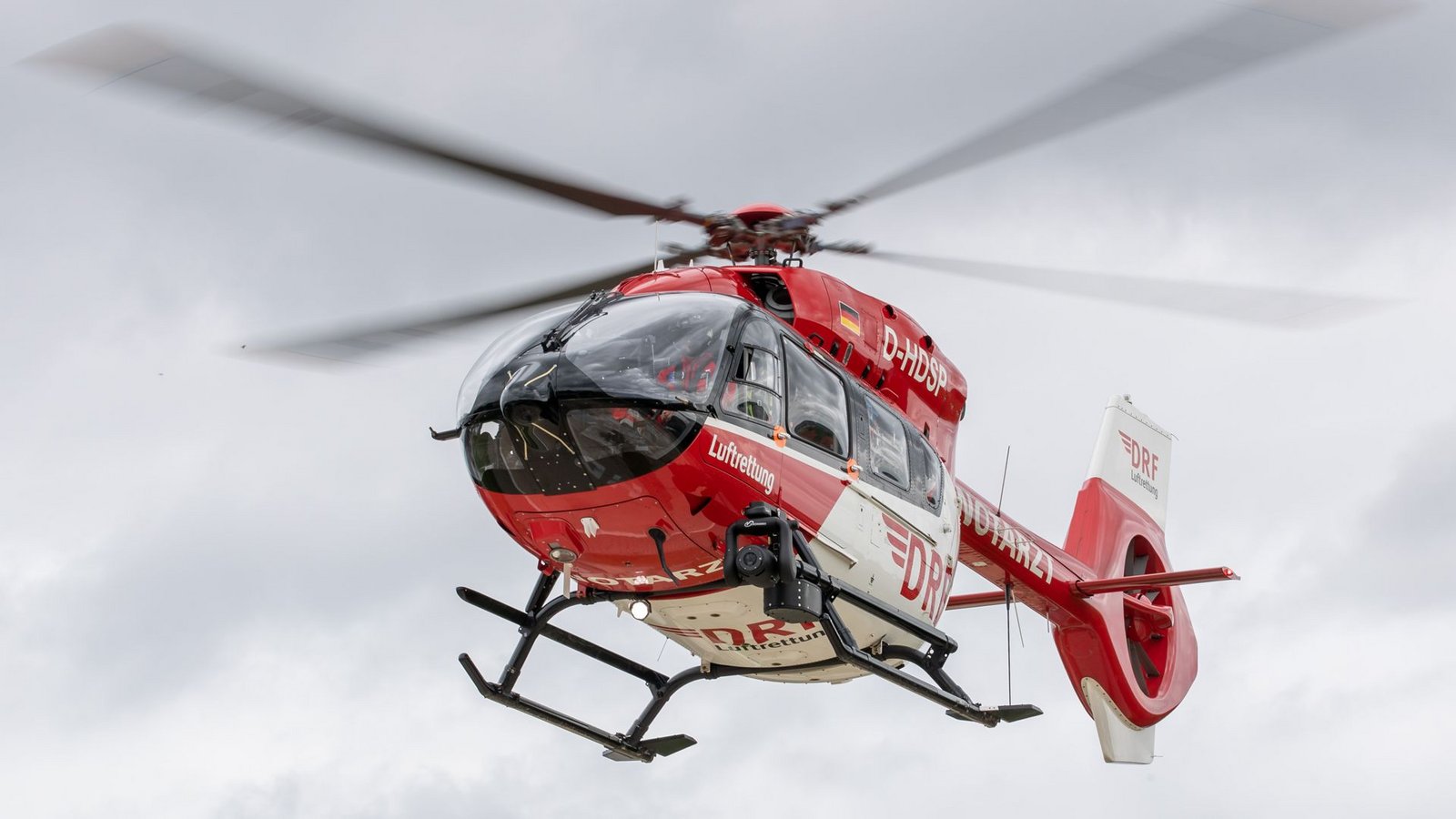 Der lebensgefährlich verletzte Fahrer wurde in eine Klinik geflogen. (Symbolbild)Foto: Daniel Karmann/dpa Der lebensgefährlich verletzte Fahrer wurde in eine Klinik geflogen. (Symbolbild)Foto: Daniel Karmann/dpa