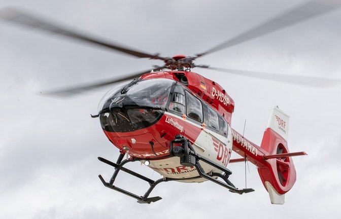 Der lebensgefährlich verletzte Fahrer wurde in eine Klinik geflogen. (Symbolbild)<span class='image-autor'>Foto: Daniel Karmann/dpa</span>
