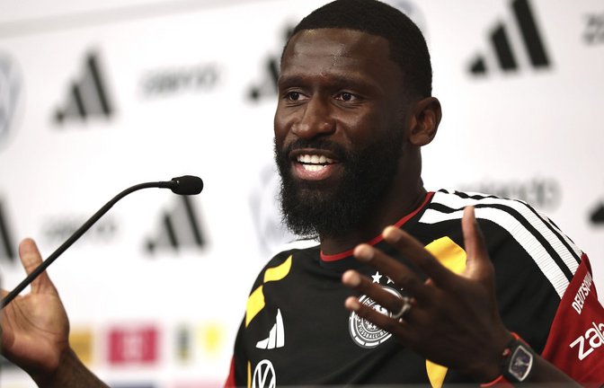 Antonio Rüdiger spricht sich für Gelassenheit im Umgang mit dem Gebet von Kollege Felix Nmecha aus.<span class='image-autor'>Foto: Christian Charisius/dpa</span>