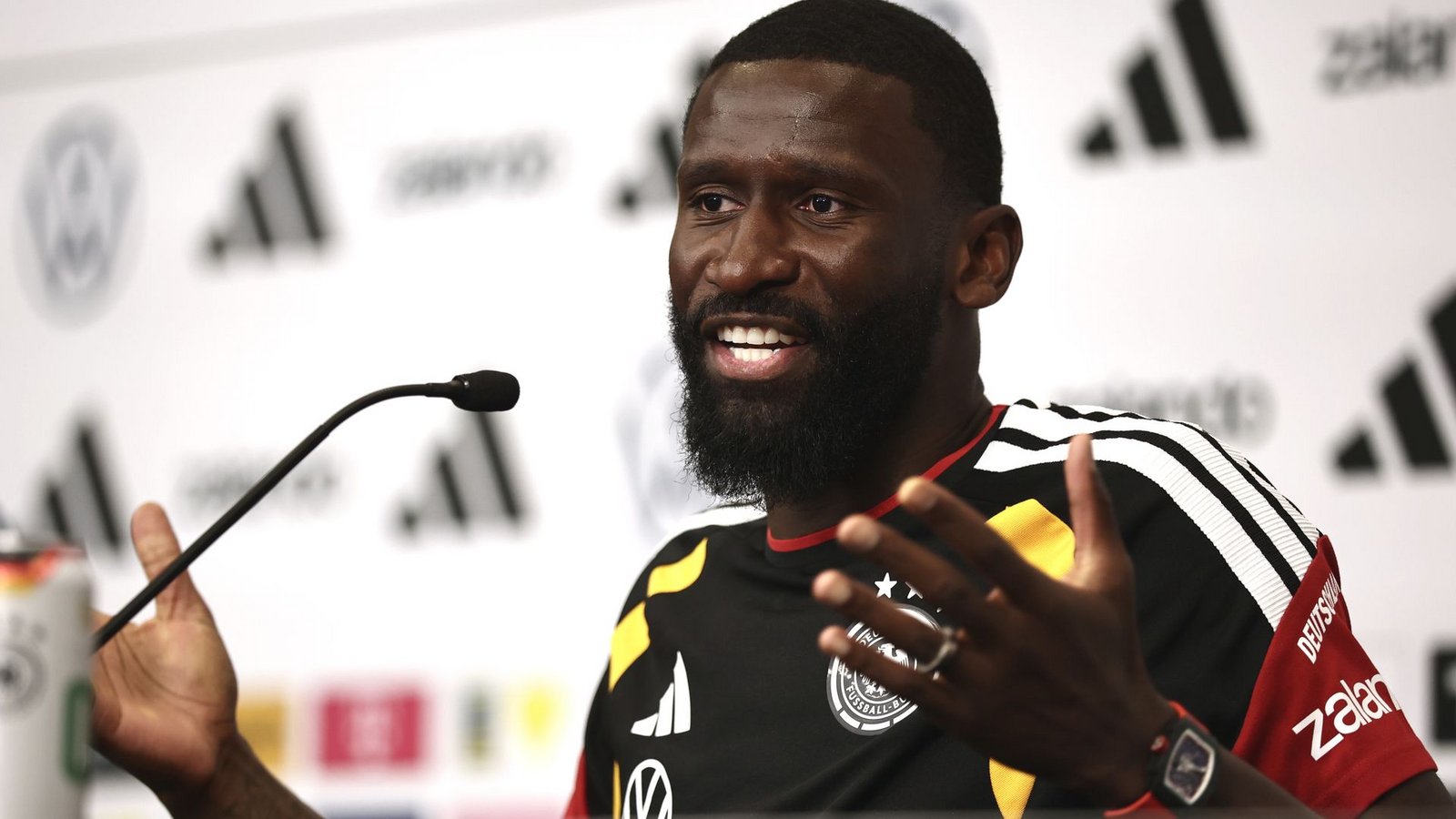 Antonio Rüdiger spricht sich für Gelassenheit im Umgang mit dem Gebet von Kollege Felix Nmecha aus.Foto: Christian Charisius/dpa Antonio Rüdiger spricht sich für Gelassenheit im Umgang mit dem Gebet von Kollege Felix Nmecha aus.Foto: Christian Charisius/dpa