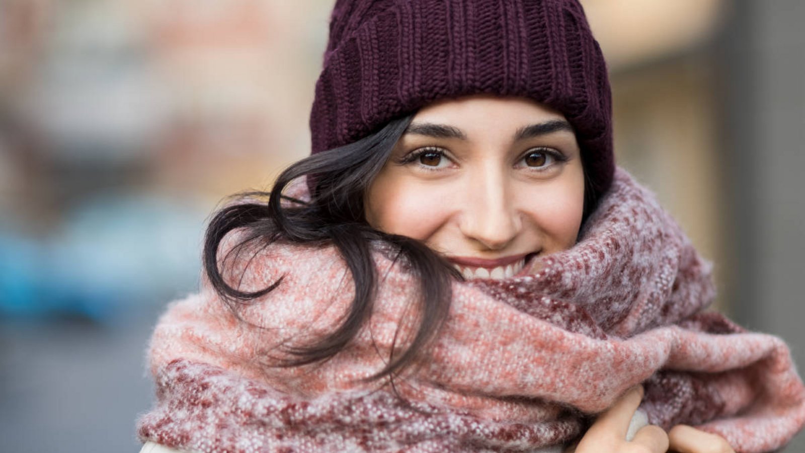 In diesem Artikel zeigen wir Ihnen, was Sie machen können, wenn Ihr Schal fusselt. Die besten Tipps und mögliche Ursachen zusammengefasst.Foto: Ground Picture / Shutterstock.com