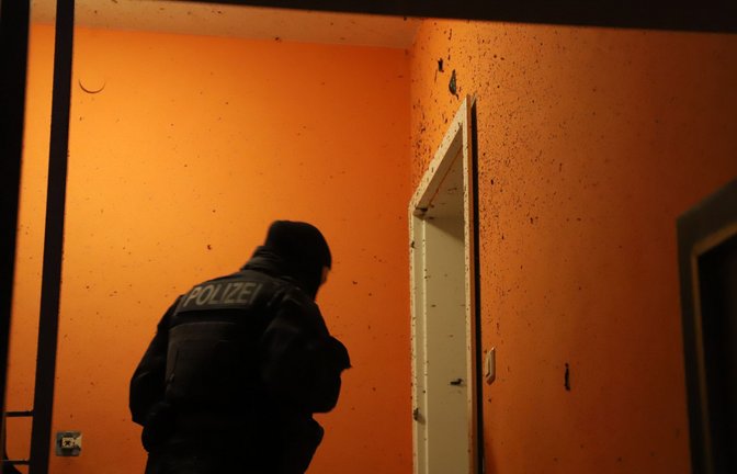 Diesmal ist es die richtige Tür: Spezialkräfte dringen in Pfinztal-Wöschbach in eine Wohnung ein.<span class='image-autor'>Foto: Franz Feyder</span>