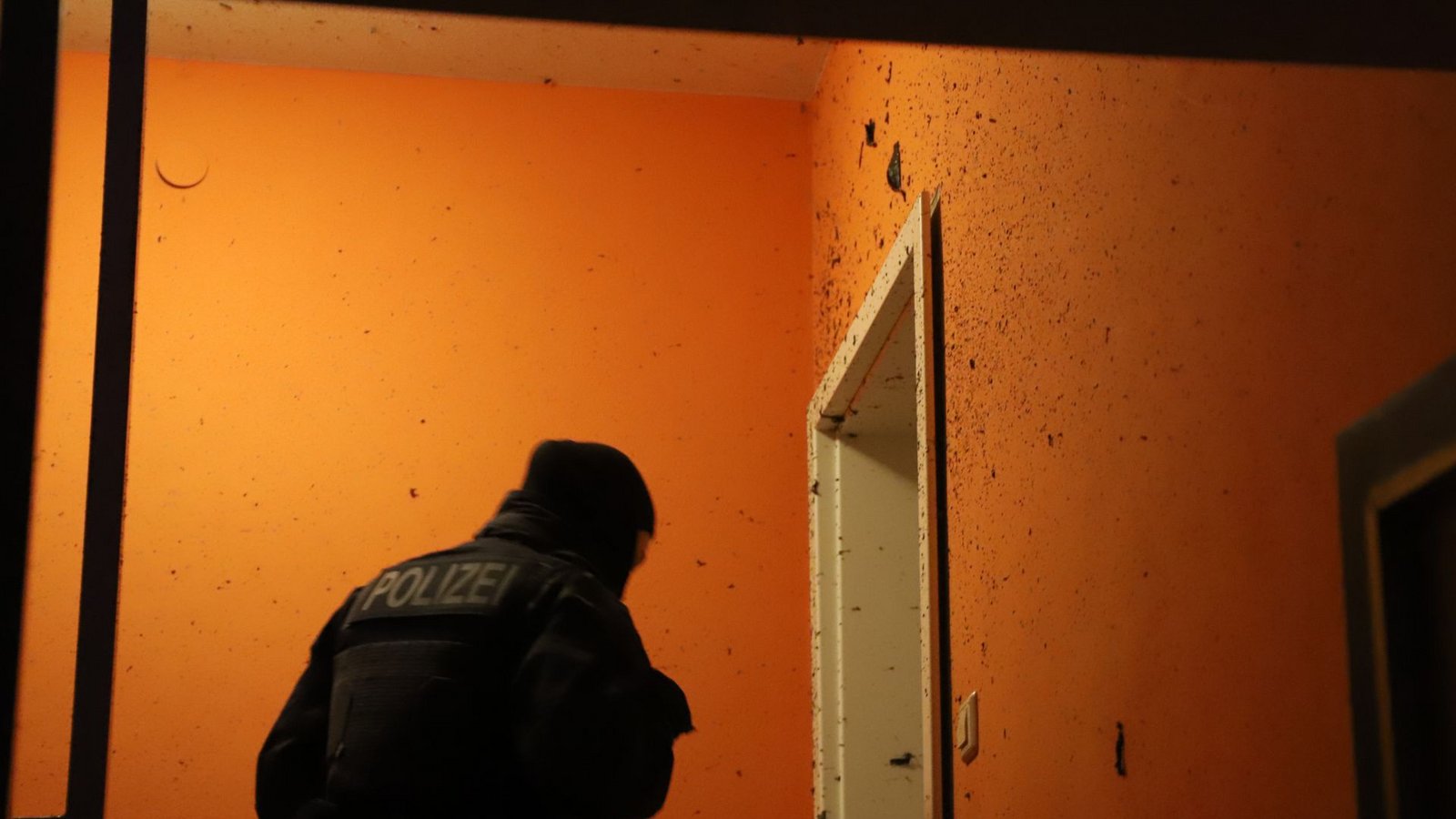 Diesmal ist es die richtige Tür: Spezialkräfte dringen in Pfinztal-Wöschbach in eine Wohnung ein.Foto: Franz Feyder Diesmal ist es die richtige Tür: Spezialkräfte dringen in Pfinztal-Wöschbach in eine Wohnung ein.Foto: Franz Feyder