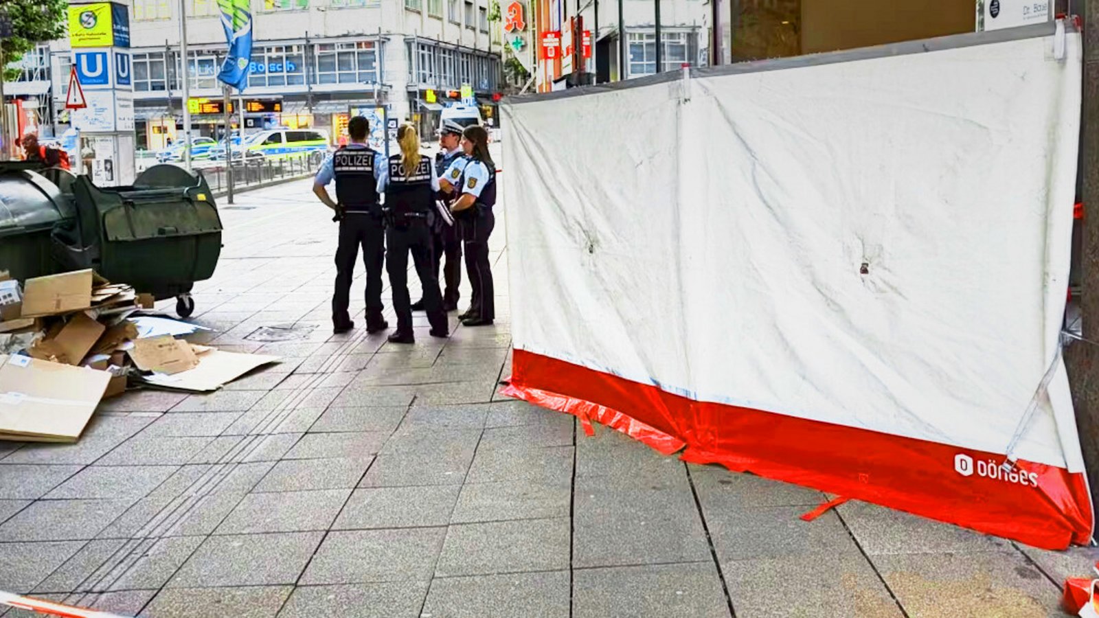 Königstraße am 30. Juli: Polizeibeamte sichern den Tatort einer Messerstecherei ab.Foto: red/René Wolff