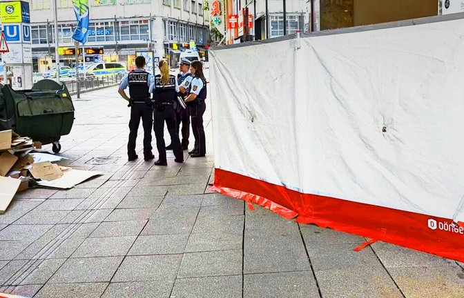 Königstraße am 30. Juli: Polizeibeamte sichern den Tatort einer Messerstecherei ab.<span class='image-autor'>Foto: red/René Wolff</span>