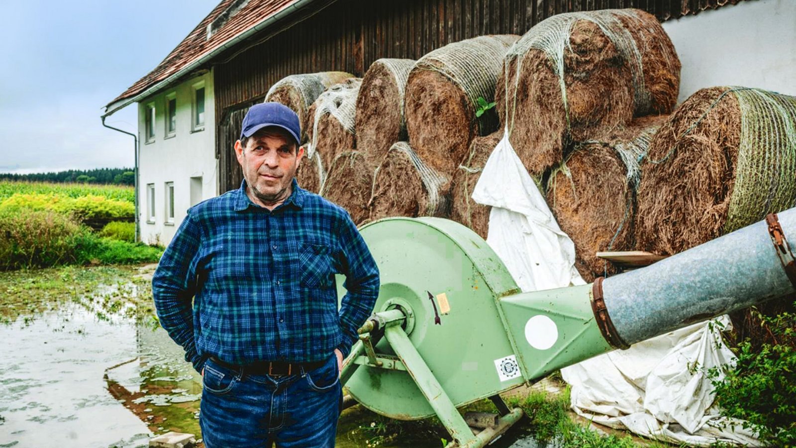 Die Terrasse steht unter Wasser, das Heu ist verfault: Bauer Alois auf seinem Hof bei Bad Wurzach.Foto: sichtlich mensch/Andi Reiner Die Terrasse steht unter Wasser, das Heu ist verfault: Bauer Alois auf seinem Hof bei Bad Wurzach.Foto: sichtlich mensch/Andi Reiner