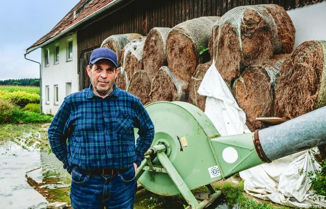 Die Terrasse steht unter Wasser, das Heu ist verfault: Bauer Alois auf seinem Hof bei Bad Wurzach.<span class='image-autor'>Foto: sichtlich mensch/Andi Reiner</span>