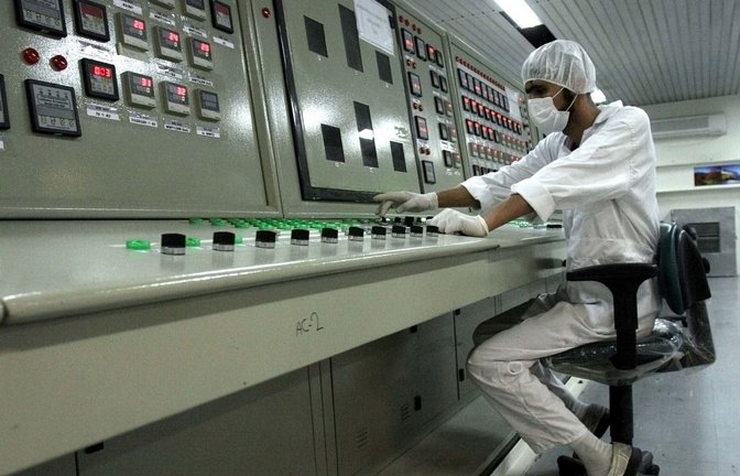 Ein Techniker arbeitet in der Uranumwandlungsanlage außerhalb der iranischen Stadt Isfahan.<span class='image-autor'>Foto: dpa/Vahid Salemi</span>