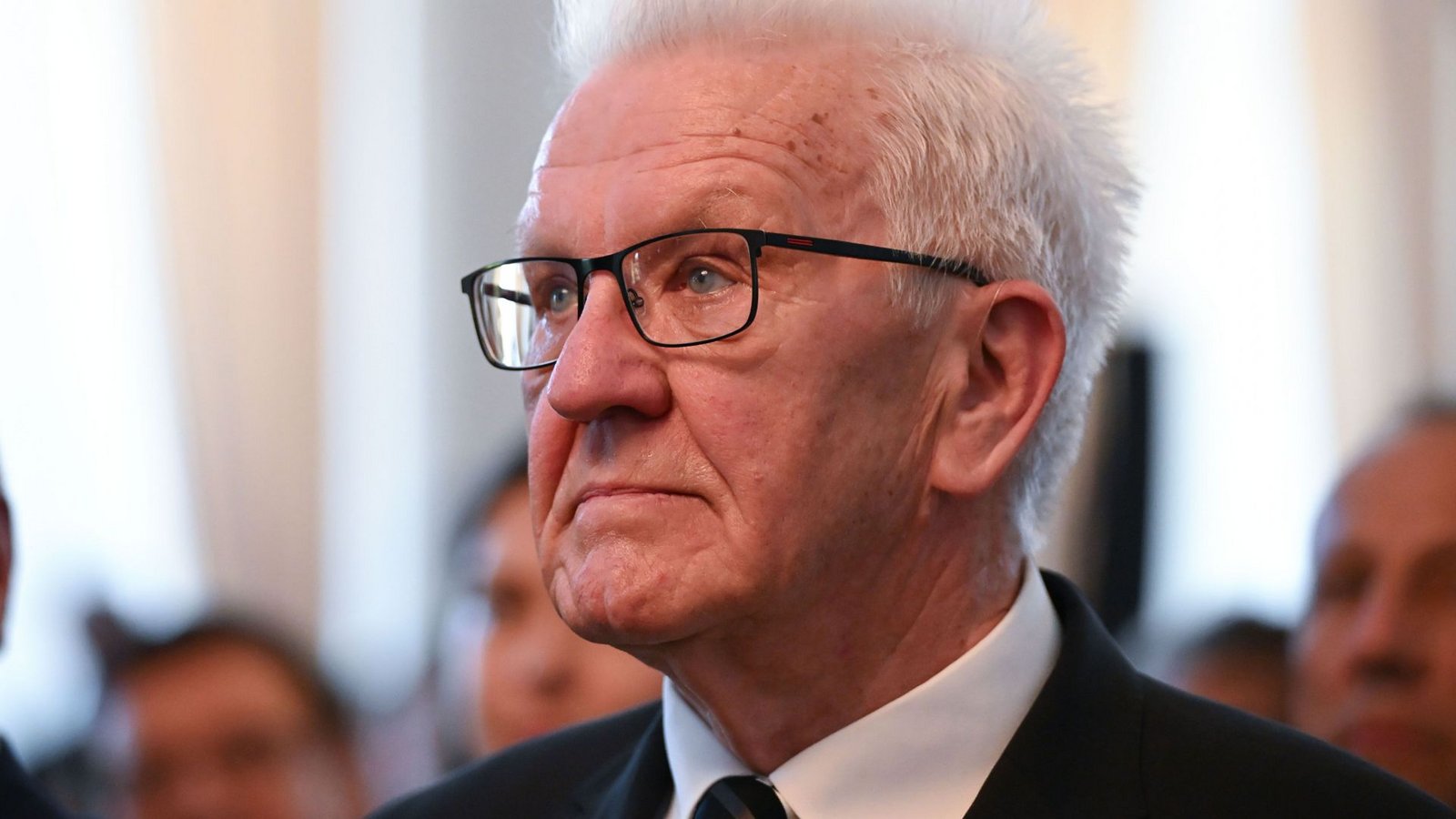 Winfried Kretschmann mit wehmütigem Blick beim Abschied im Neuen Schloss.Foto: Katharina Kausche/dpa Winfried Kretschmann mit wehmütigem Blick beim Abschied im Neuen Schloss.Foto: Katharina Kausche/dpa