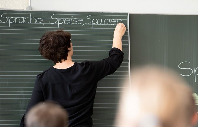 Weil ausgebildete  Lehrer fehlen, setzen Schulen zunehmend auf Quereinsteiger.<span class='image-autor'>Foto: dpa/Sebastian Gollnow</span>