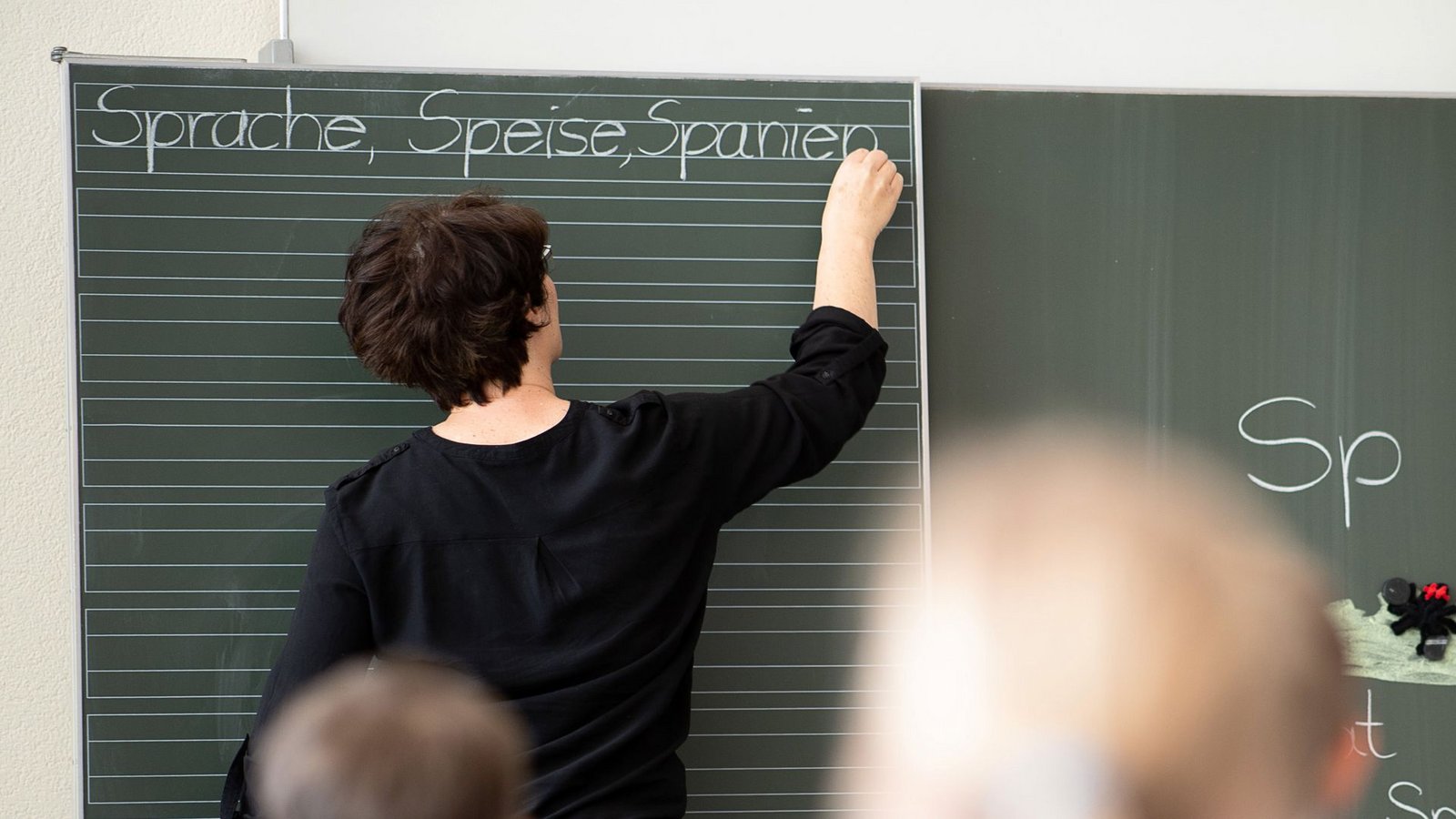 Weil ausgebildete  Lehrer fehlen, setzen Schulen zunehmend auf Quereinsteiger.Foto: dpa/Sebastian Gollnow