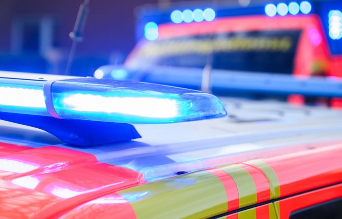 Eine junge Frau ist ihren Verletzungen nach einem Verkehrsunfall erlegen. (Symbolbild)<span class='image-autor'>Foto: Julian Stratenschulte/dpa</span>