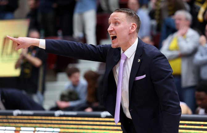War mit der Defensive seiner Riesen nicht zufrieden: Trainer Mikko Riipinen<span class='image-autor'>Foto: Baumann/Julia Rahn</span>