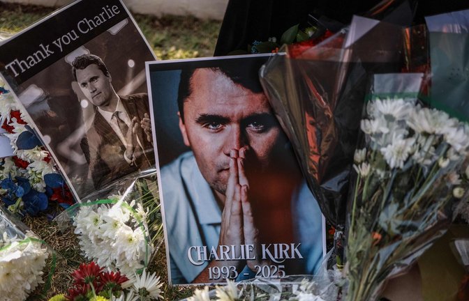 Blumen wurden am Tatort niedergelegt. Charlie Kirk hatte viele Fans.<span class='image-autor'>Foto: AFP/Phill Magakoe</span>