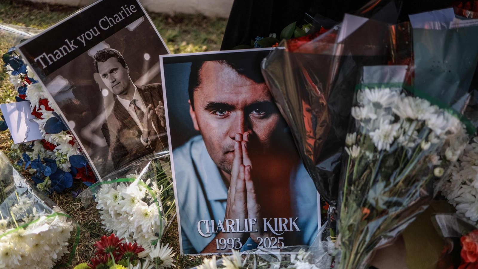 Blumen wurden am Tatort niedergelegt. Charlie Kirk hatte viele Fans.Foto: AFP/Phill Magakoe Blumen wurden am Tatort niedergelegt. Charlie Kirk hatte viele Fans.Foto: AFP/Phill Magakoe