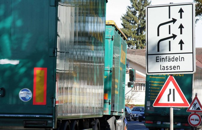 In der Theorie einfach, in der Praxis oft konfliktträchtig: das Reißverschlussverfahren. (Symbolbild)<span class='image-autor'>Foto: IMAGO/Karlheinz Pawlik</span>