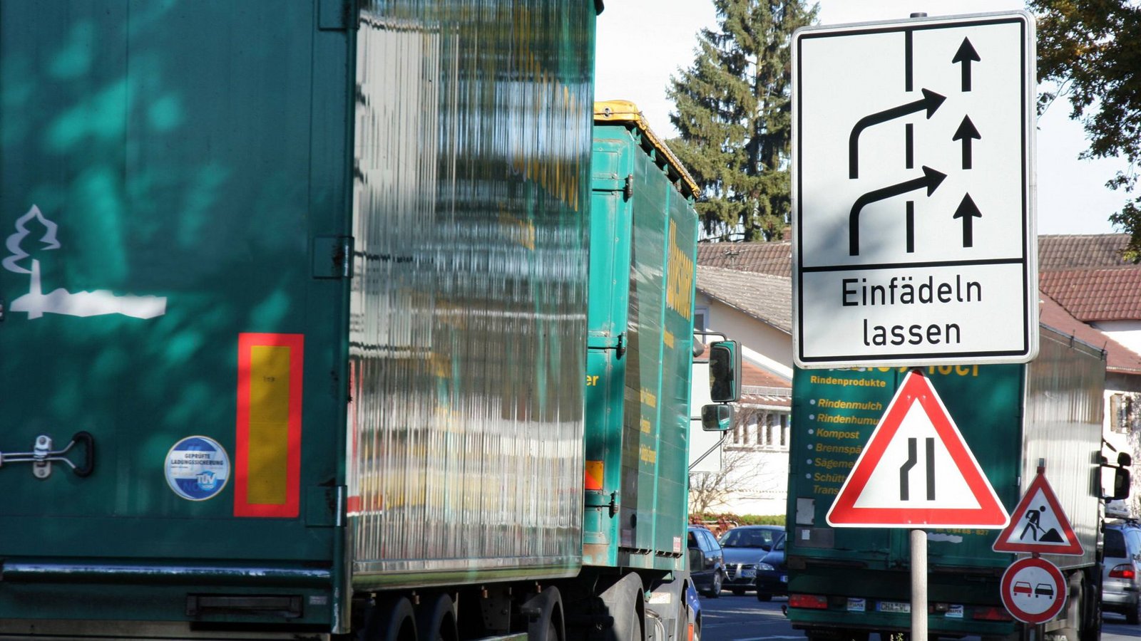 In der Theorie einfach, in der Praxis oft konfliktträchtig: das Reißverschlussverfahren. (Symbolbild)Foto: IMAGO/Karlheinz Pawlik In der Theorie einfach, in der Praxis oft konfliktträchtig: das Reißverschlussverfahren. (Symbolbild)Foto: IMAGO/Karlheinz Pawlik