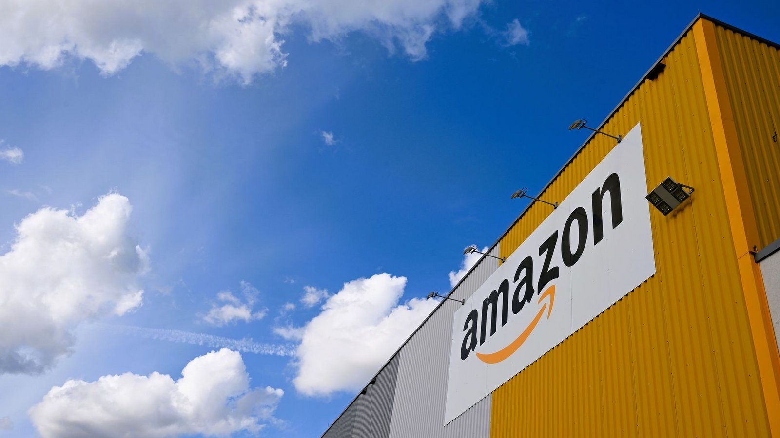 Blick auf das Dortmunder Amazon-Logistikzentrum, in dem große Mengen an Produkten lagern.Foto: Wolf von Dewitz/dpa