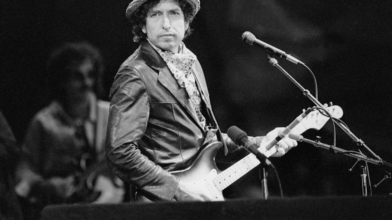 Dieses Foto von 1984 zeigt den Musiker im St. Jakob-Park Stadion auf der Bühne. (Archivbild)Foto: Str/KEYSTONE/epa/dpa