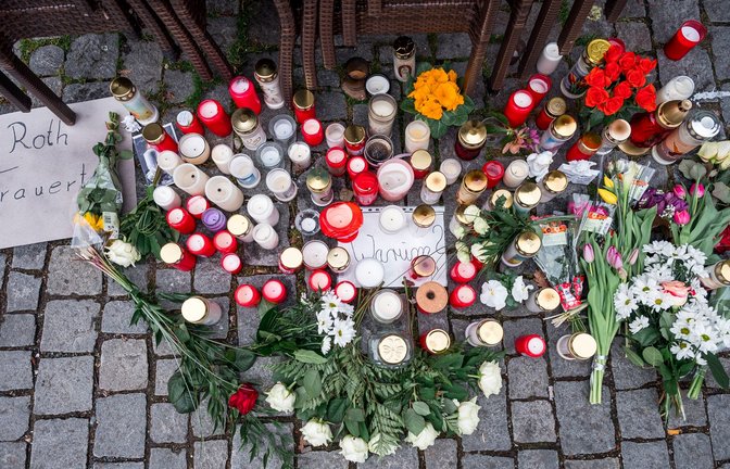 Auf dem Platz vor dem Blumengeschäft sind Blumen und Kerzen als Zeichen der Trauer niedergelegt.<span class='image-autor'>Foto: Daniel Vogl/dpa</span>