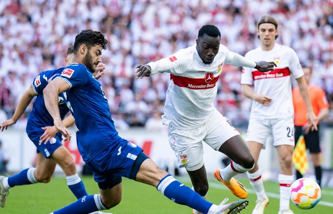 Nach einem 1:1-Remis gegen Hoffenheim  muss Silas Katompa Mvumpa (r) mit dem VfB Stuttgart den Gang in die Relegation antreten.<span class='image-autor'>Foto: Tom Weller/dpa</span>