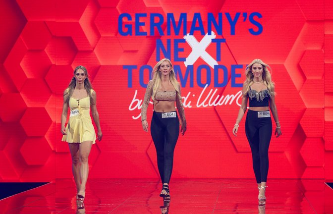 Die Zwillinge Nicole (Mitte) und Sonja (rechts) beim Casting von "Germany's Next Topmodel" 2025.<span class='image-autor'>Foto: ProSieben/Daniel Graf</span>