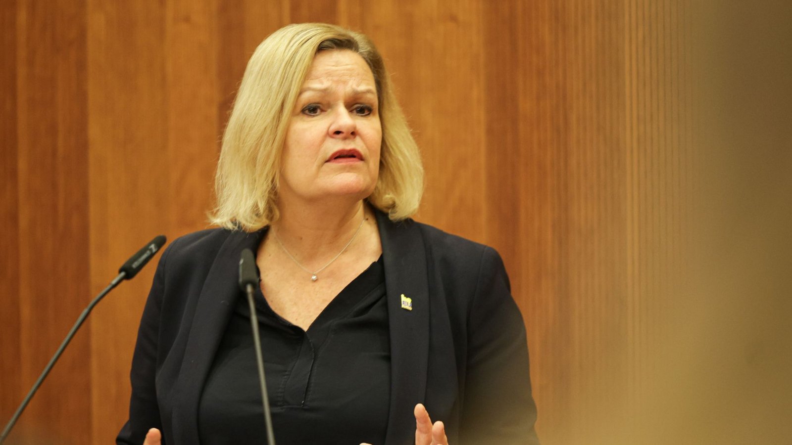 Am Freitag übergab die Bundesinnenministerin dem Deutschen Forum für Kriminalprävention einen Förderbescheid.Foto: Hannes Albert/dpa/Hannes P Albert Am Freitag übergab die Bundesinnenministerin dem Deutschen Forum für Kriminalprävention einen Förderbescheid.Foto: Hannes Albert/dpa/Hannes P Albert