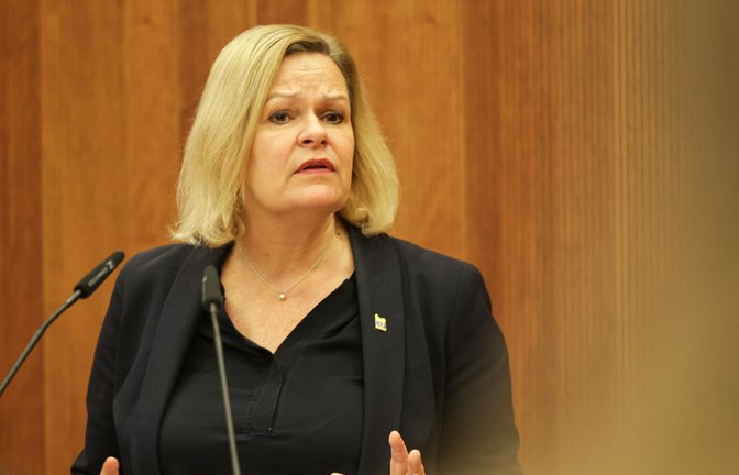 Am Freitag übergab die Bundesinnenministerin dem Deutschen Forum für Kriminalprävention einen Förderbescheid.<span class='image-autor'>Foto: Hannes Albert/dpa/Hannes P Albert</span>