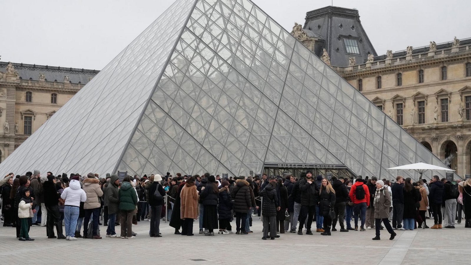 Wegen Skandalen und Pannen sorgt das Weltmuseum seit Monaten für Negativschlagzeilen.Foto: Michel Euler/AP/dpa