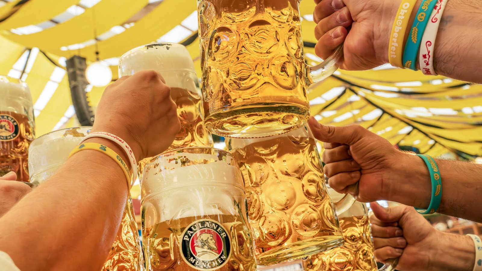Durstige Besucher der Münchner Wiesn 2025 trinken die erste Mass Bier und prosten sich im Paulaner Festzelt zu.Foto: Imago/Wolfgang Maria Weber Durstige Besucher der Münchner Wiesn 2025 trinken die erste Mass Bier und prosten sich im Paulaner Festzelt zu.Foto: Imago/Wolfgang Maria Weber