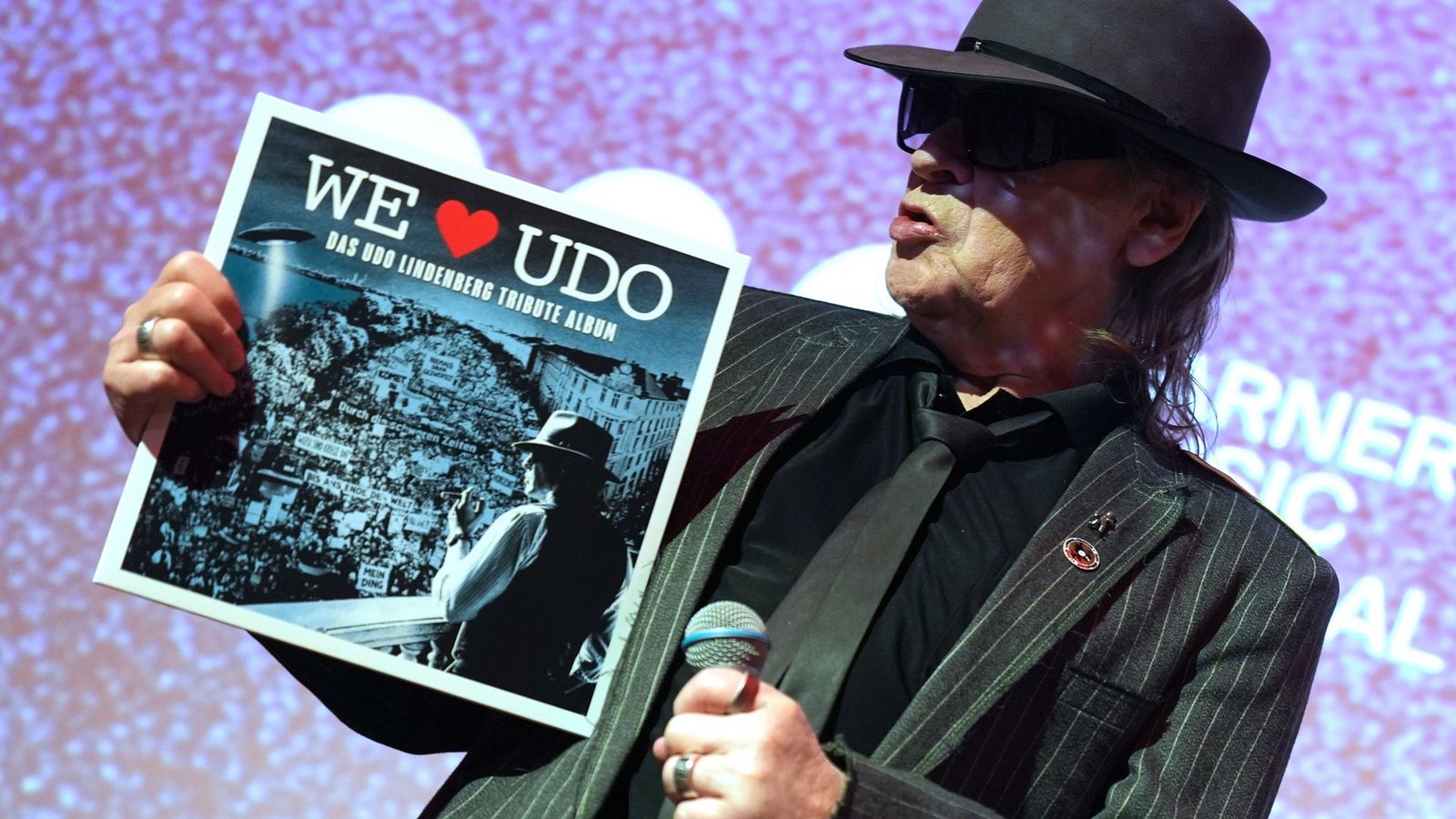 Die erste Platte aus dem Pressewerk gehört Udo Lindenberg selbst. (Archivbild)Foto: Marcus Brandt/dpa