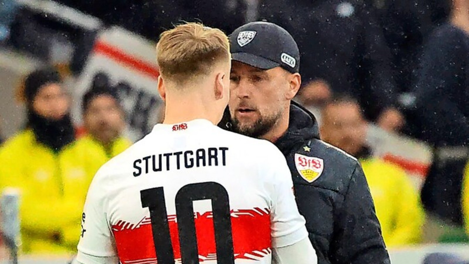 Chris Führich und Chefcoach Sebastian Hoeneß haben Gesprächsbedarf.Foto: imago/Robin Rudel