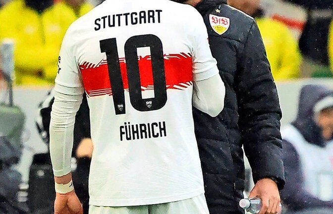 Chris Führich und Chefcoach Sebastian Hoeneß haben Gesprächsbedarf.<span class='image-autor'>Foto: imago/Robin Rudel</span>