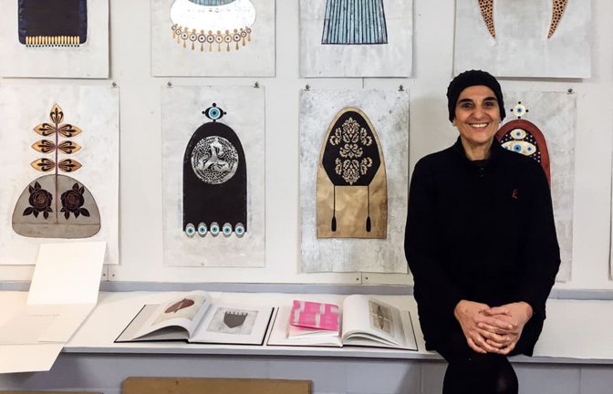 Cholud Kassem in ihrem Atelier. Den Willen, sich zur Wehr zu setzen, kann man auch an manchen ihrer Gemälden und Skulpturen ablesen.<span class='image-autor'>Martina Senghas</span>