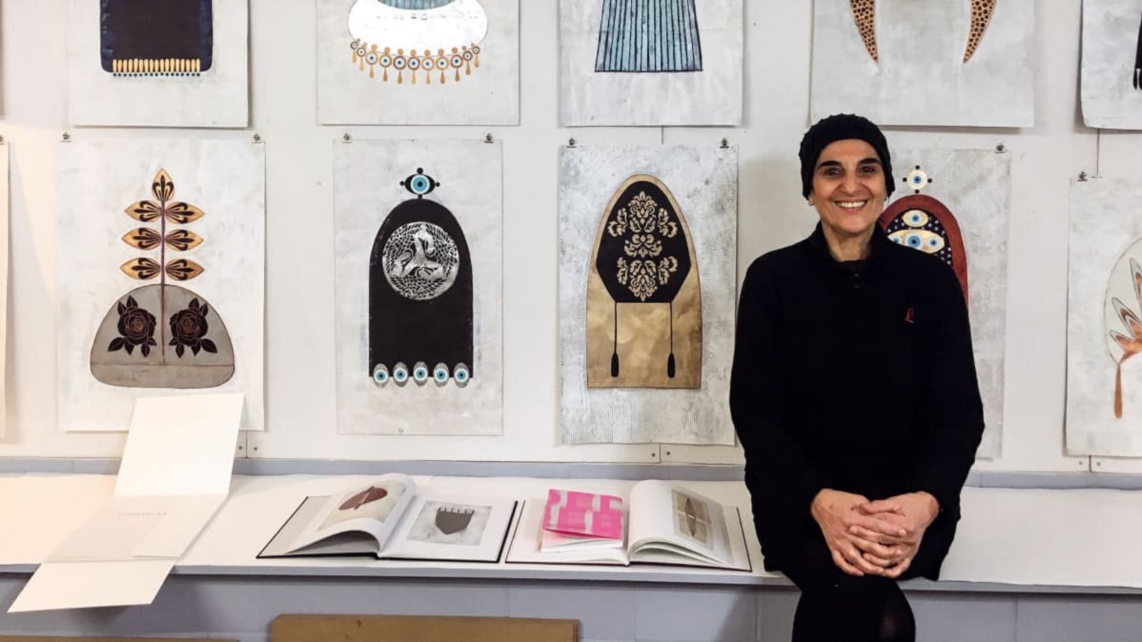 Cholud Kassem in ihrem Atelier. Den Willen, sich zur Wehr zu setzen, kann man auch an manchen ihrer Gemälden und Skulpturen ablesen.Martina Senghas