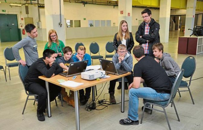 Schüler des Sachsenheimer Lichtenstern-Gymnasiums und der Schöckinger Theodor-Heuglin-Schule wollen gemeinsam mit den Azubis von Trumpf einen 3D-Drucker bauen.  Foto: p