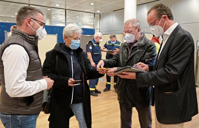 Andrea und Frank Wunderlich wurden von Oberbürgermeister Peter Boch (links) und dem CDU-Bundestagsabgeordneten Gunther Krichbaum (rechts) empfangen. Beide fungierten als Impfpaten bei dieser Aktion. Foto: Friedrich