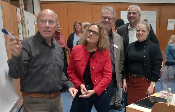 Dieter Baum (links) erklärt mit den Mitgliedern seiner Arbeitsgruppe Bürgermeister Holger Albrich (Dritter von rechts) und dem Projekt-Initiator Patrick Schneider (rechts), wie Interessenten angesprochen werden können.  <span class='image-autor'>Foto: Glemser</span>